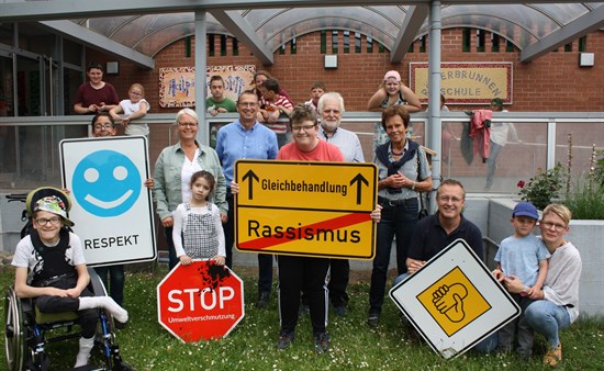 Vertreter der Römerbrunnenschule und der Stiftungsvorstand "Zukunftsperspektiven Jugend"