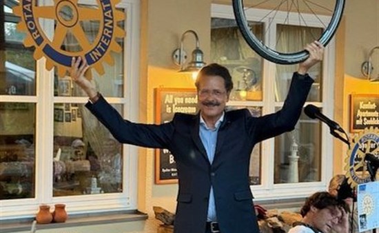 Präsident Dr. Kalus Burkhardt mit dem rotarischen Rad und einem Rad als Symbol für sein Projekt